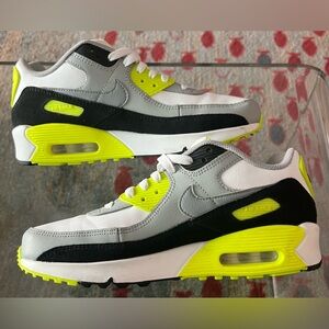 Nike Air Max women’s 8.5/Youth 7